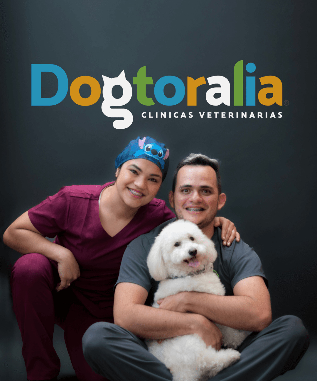 La Dra. Sara Vásquez y el Dr. Gabriel Cabré con un perro blanco en brazos